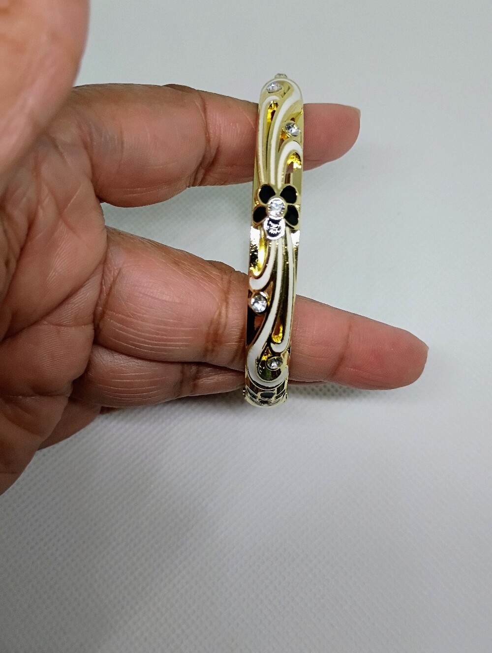 New Gold Tone Black/White Enamel Floral Hinged Bangle Bracelet 🚨 - Picture 4 of 6